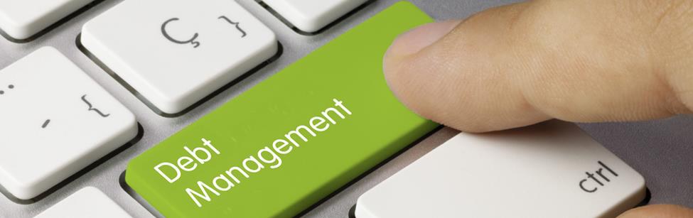 إصبع يضغط على مفتاح لوحة مفاتيح أخضر مكتوب عليه Debt Management